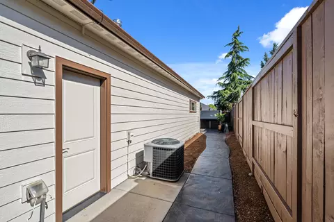 Exterior - 983 Pumpkin Ridge Dr, Eagle Point, OR 97524 photo 16 of 19
