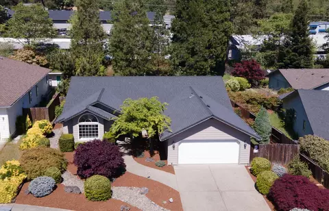 204 NW Sinclair Dr, Grants Pass, OR 97526