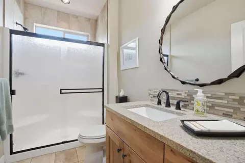 Bath - 61065 Manhae Loop, Bend, OR 97702 photo 5 of 5