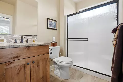 Bath - 61065 Manhae Loop, Bend, OR 97702 photo 4 of 5