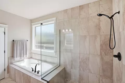 Bath - 61065 Manhae Loop, Bend, OR 97702 photo 2 of 5