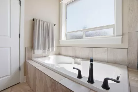 Bath - 61065 Manhae Loop, Bend, OR 97702 photo 3 of 5