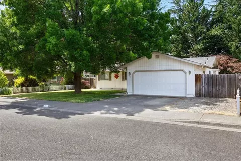 1212 SW Cottonwood St, Grants Pass, OR 97526