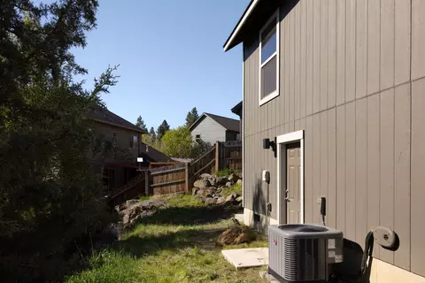 Exterior - 20134 Carson Creek Ct, Bend, OR 97702 photo 5 of 7