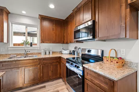 Kitchen - 4730 Gebhard Rd, Central Point, OR 97502 photo 3 of 4