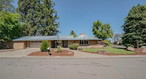 10 Donna Way, Central Point, OR 97502