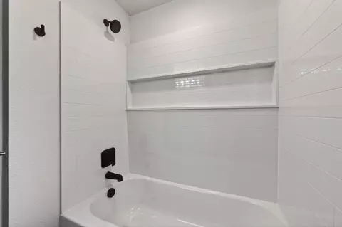 Bath - 51448 Cedar Rd, La Pine, OR 97739 photo 3 of 4