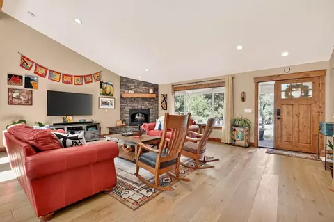 Living - 19563 Apache Rd, Bend, OR 97702 photo 3 of 4