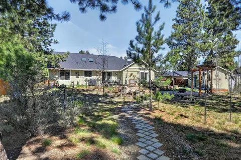 Exterior - 19563 Apache Rd, Bend, OR 97702 photo 17 of 23