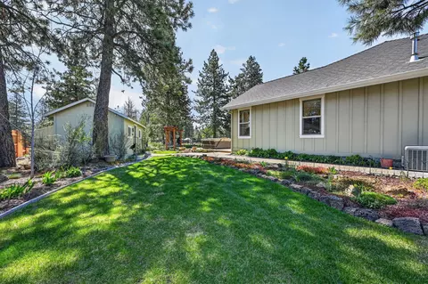 Exterior - 19563 Apache Rd, Bend, OR 97702 photo 8 of 23