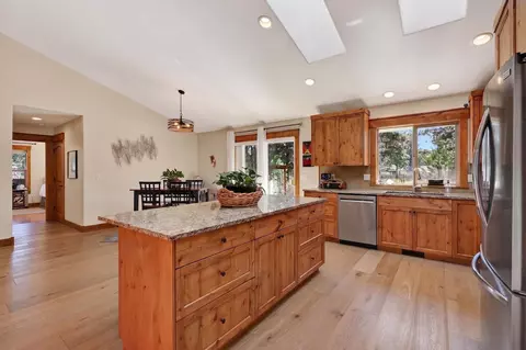 Kitchen - 19563 Apache Rd, Bend, OR 97702 photo 7 of 7