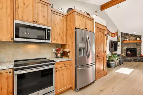 Kitchen - 19563 Apache Rd, Bend, OR 97702 photo 4 of 7