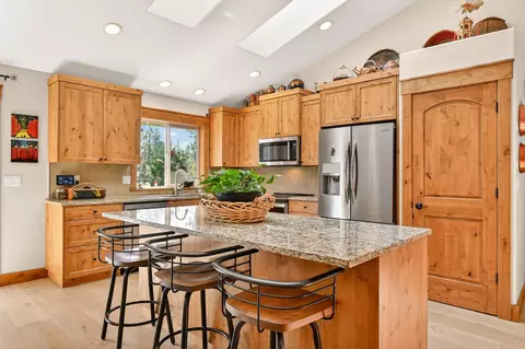 Kitchen - 19563 Apache Rd, Bend, OR 97702 photo 1 of 7