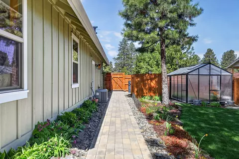 Exterior - 19563 Apache Rd, Bend, OR 97702 photo 10 of 23