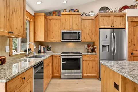 Kitchen - 19563 Apache Rd, Bend, OR 97702 photo 3 of 7