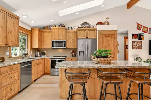 Kitchen - 19563 Apache Rd, Bend, OR 97702 photo 2 of 7