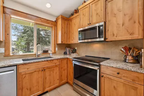 Kitchen - 19563 Apache Rd, Bend, OR 97702 photo 5 of 7