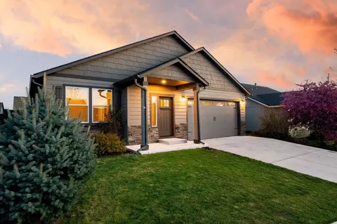 2426 NW Hemlock Way, Redmond, OR 97756