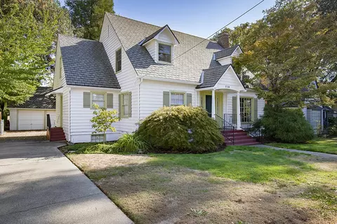 719 NW 3rd St, Grants Pass, OR 97526