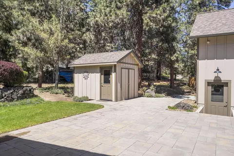 Exterior - 61181 Hitching Post Ln, Bend, OR 97702 photo 7 of 15