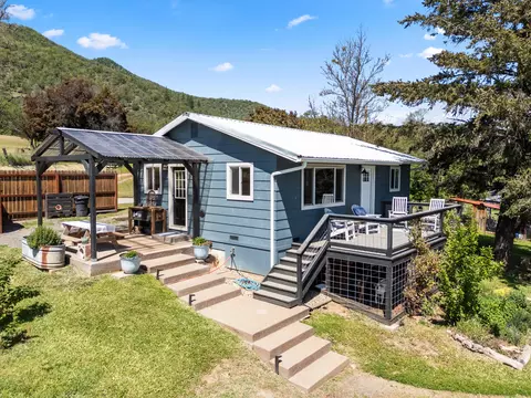 621 Sardine Creek Rd, Gold Hill, OR 97525