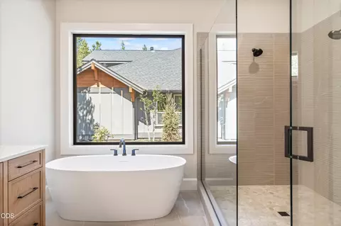 Bath - 56322 Fireglass Loop #174, Bend, OR 97707 photo 2 of 7
