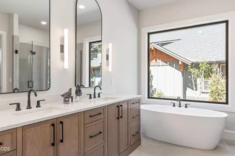 Bath - 56322 Fireglass Loop #174, Bend, OR 97707 photo 1 of 7