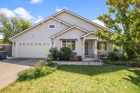 120 Nadine Ln, Central Point, OR 97502