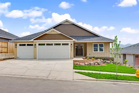 3352 Viewpoint Dr, Medford, OR 97504