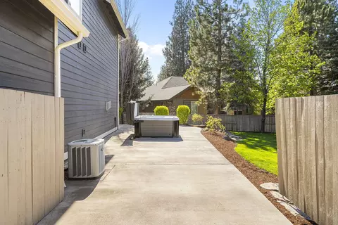 Exterior - 60964 Creekstone Loop, Bend, OR 97702 photo 10 of 11