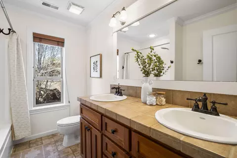 Bath - 60964 Creekstone Loop, Bend, OR 97702 photo 3 of 4