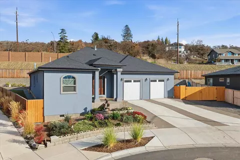2802 High Cedars Ln, Medford, OR 97504