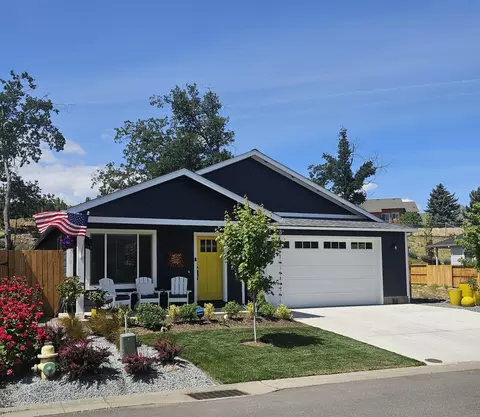 251 Christopher Way, Talent, OR 97540