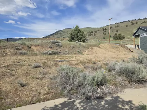 6029 Dove Hollow Dr, Klamath Falls, OR 97603