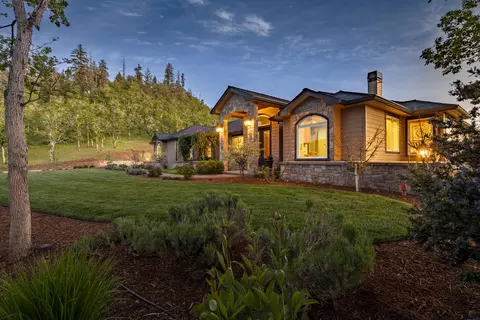 1884 S Obenchain Rd, Eagle Point, OR 97524