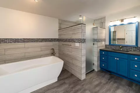 Bath - 20900 SW Young Ave, Bend, OR 97703 photo 1 of 4