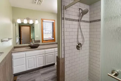 Bath - 20900 SW Young Ave, Bend, OR 97703 photo 4 of 4