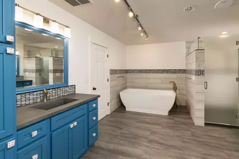 Bath - 20900 SW Young Ave, Bend, OR 97703 photo 2 of 4
