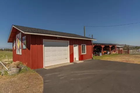 Exterior - 20900 SW Young Ave, Bend, OR 97703 photo 9 of 12