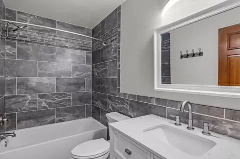Bath - 14474 Crossroads Loop, Sisters, OR 97759 photo 3 of 6