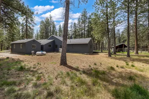 Exterior - 14474 Crossroads Loop, Sisters, OR 97759 photo 2 of 9