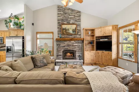 Living - 61324 Brianne Pl, Bend, OR 97702 photo 3 of 3