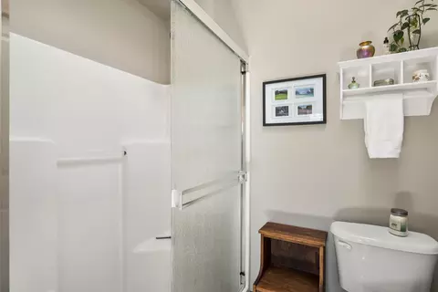Bath - 61324 Brianne Pl, Bend, OR 97702 photo 2 of 4
