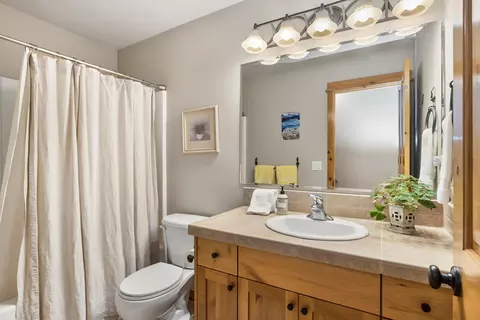 Bath - 61324 Brianne Pl, Bend, OR 97702 photo 3 of 4