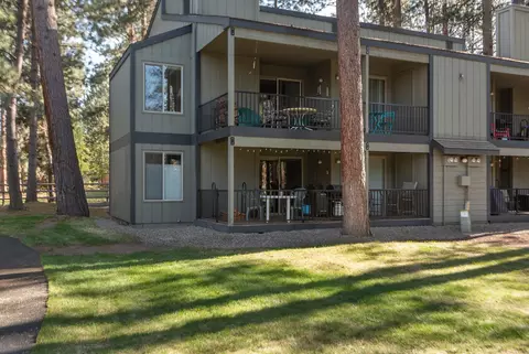 827 E Desperado Trl UNIT 202, Sisters, OR 97759