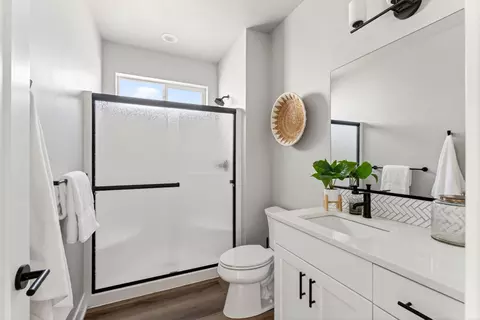 Bath - 3031 NE Moreno Pl, Bend, OR 97701 photo 5 of 6