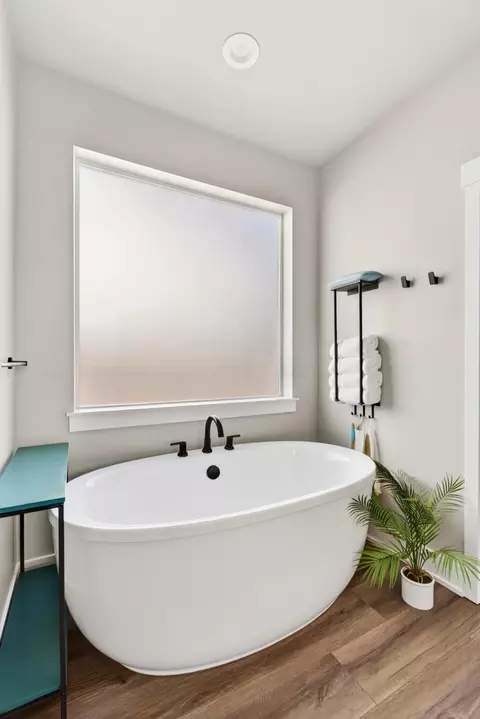 Bath - 3031 NE Moreno Pl, Bend, OR 97701 photo 3 of 6