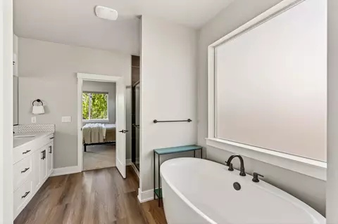 Bath - 3031 NE Moreno Pl, Bend, OR 97701 photo 2 of 6