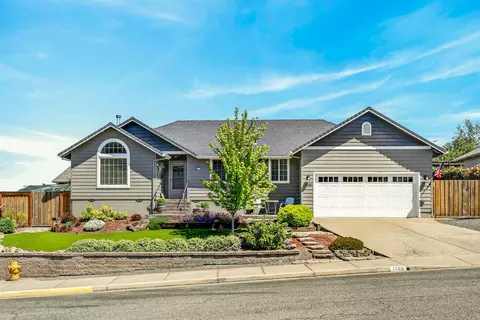 1380 Forestview Dr, Grants Pass, OR 97527