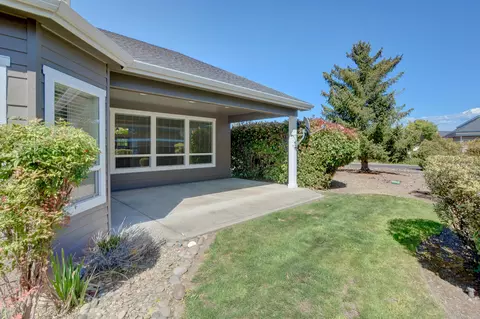 Exterior - 108 Sandridge Way, Eagle Point, OR 97524 photo 8 of 13